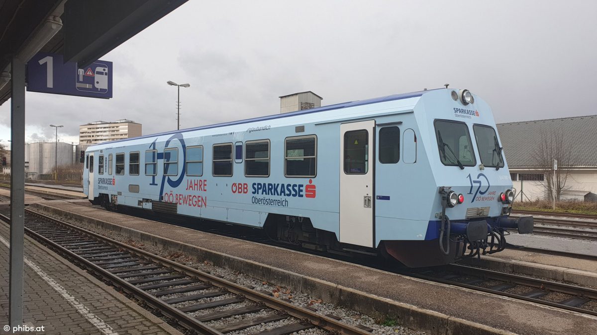 ÖBB 5047 061-6 im Sparkasse OÖ Design im Bahnhof Braunau auf Gleis 2