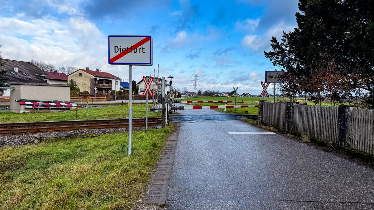 Aufnahme der Eisenbahnkreuzung km 36,75 an der Mattigtalbahn in Burgstall, im Hintergrund die Eisenbahnkreuzung km 56,88 an der Innkreisbahn